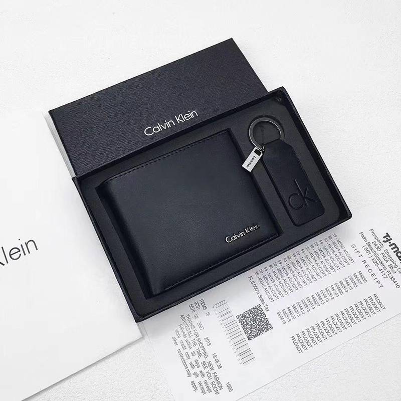 Ví da Calvin Klein có nhiều màu sắc và họa tiết khác nhau, giúp bạn dễ dàng lựa chọn được mẫu ví phù hợp với phong cách của mình.
