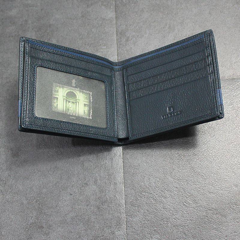 Chiếc ví Tisdeny này được thiết kế chỉ gồm 2 ngăn đựng tiền, không có ngăn khoá