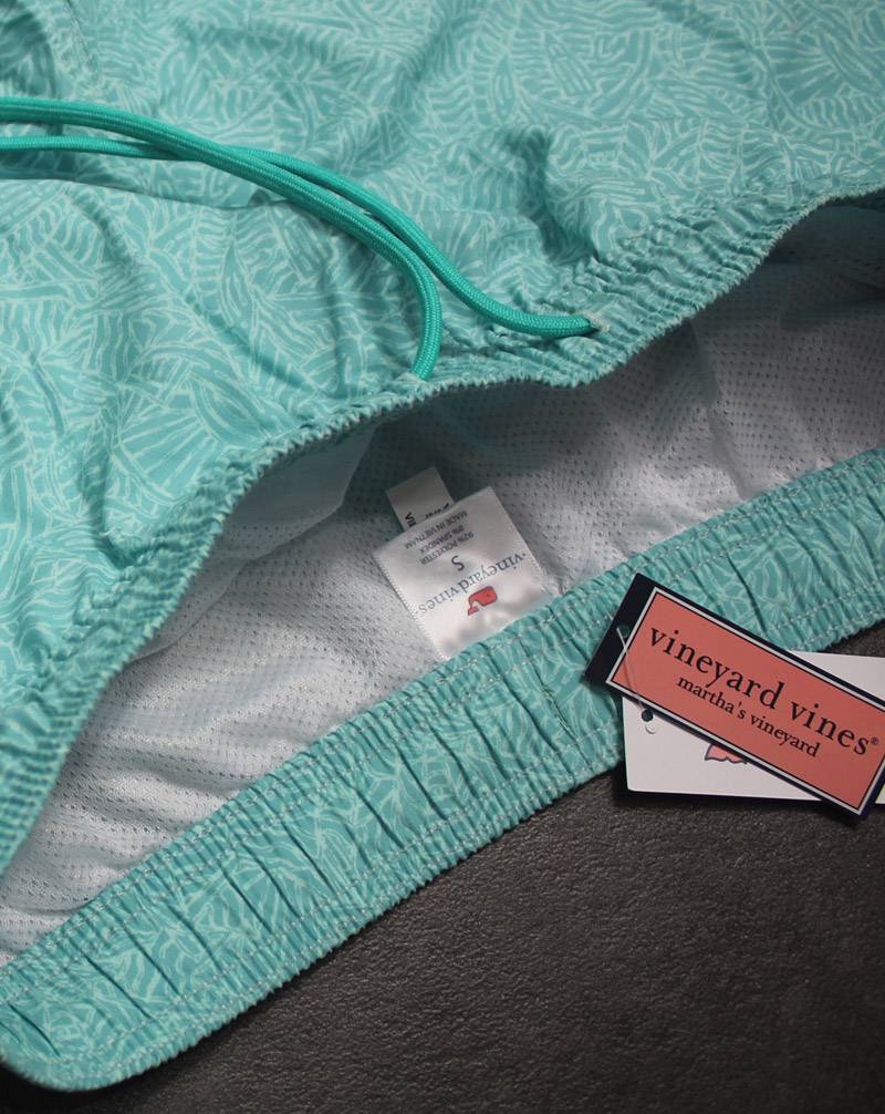Với chất liệu vải nhanh khô, có quần lưới bên trong sẽ giúp bạn thoải mái khi mặc